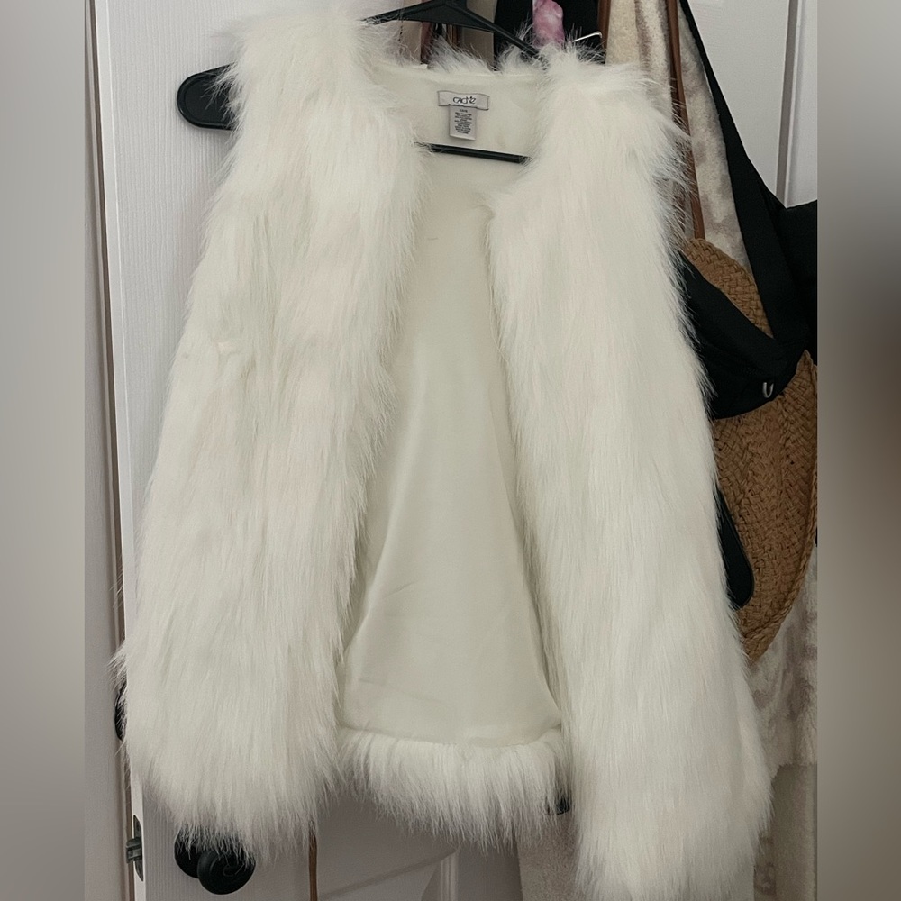White cache fuzzy vest!
